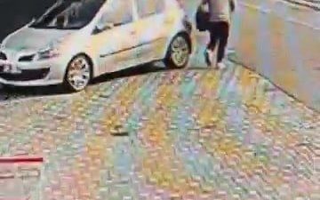 Sakarya’nın Erenler ilçesinde yolda yürüyen bir kişi, park halindeki otomobili