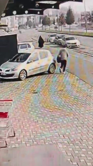 Sakarya’nın Erenler ilçesinde yolda yürüyen bir kişi, park halindeki otomobili