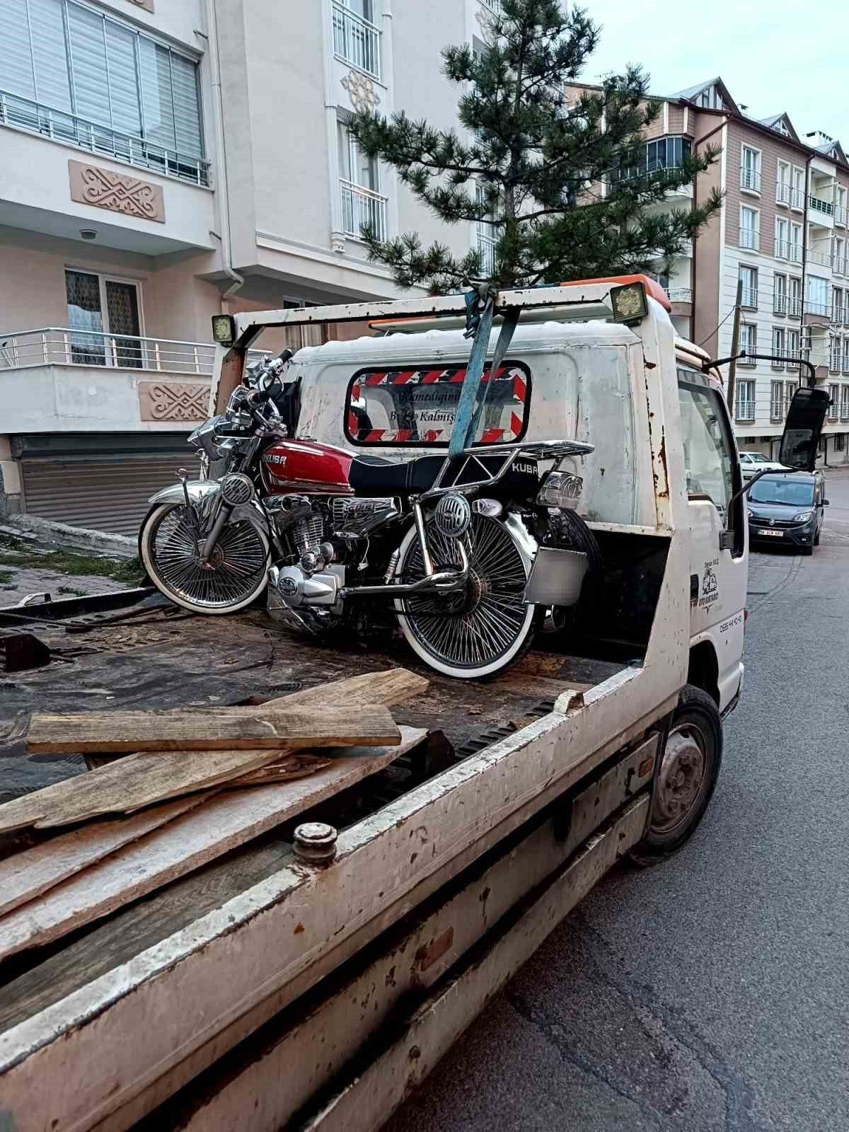 Sivas’ta drift yaparak çevreyi rahatsız eden motosiklet sürücüsü polis ekiplerince