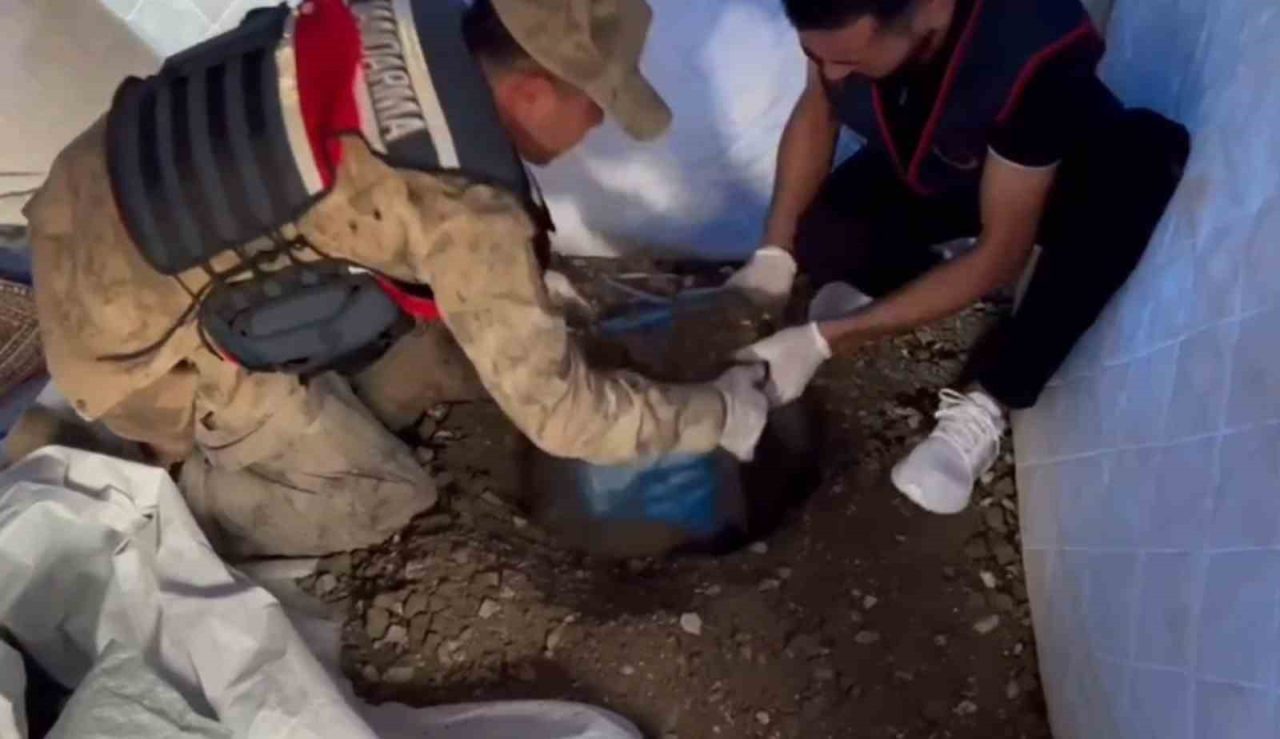 Hatay’da içerisinde 12 kilo 500 gram uyuşturucu bulunan kovayı, deprem