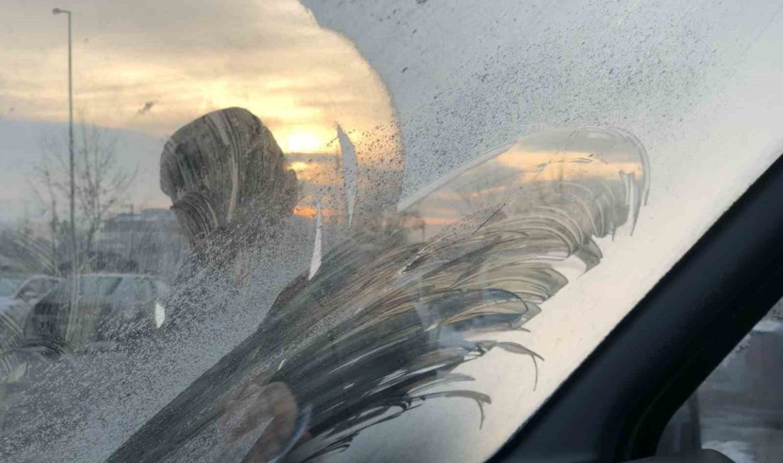 Erzincan’ın Refahiye ilçesinde gece saatlerinde soğuk hava etkisini artırdı. En