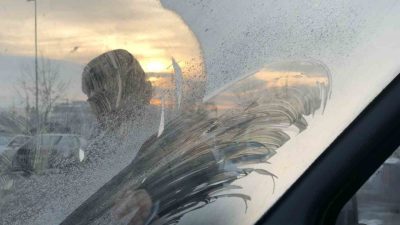 Erzincan’ın Refahiye ilçesinde gece saatlerinde soğuk hava etkisini artırdı. En