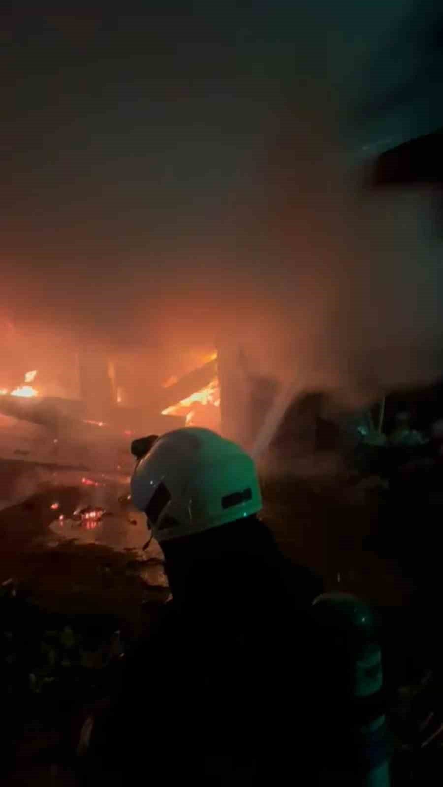 Rize’de bir binanın kömürlüğünde çıkan yangın üst katlara sıçrayacak korkusuyla