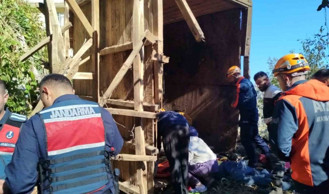 Rize’nin Çayeli ilçesine bağlı Erenler köyünde ahşap bir yapının çökmesi