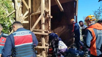 Rize’nin Çayeli ilçesine bağlı Erenler köyünde ahşap bir yapının çökmesi