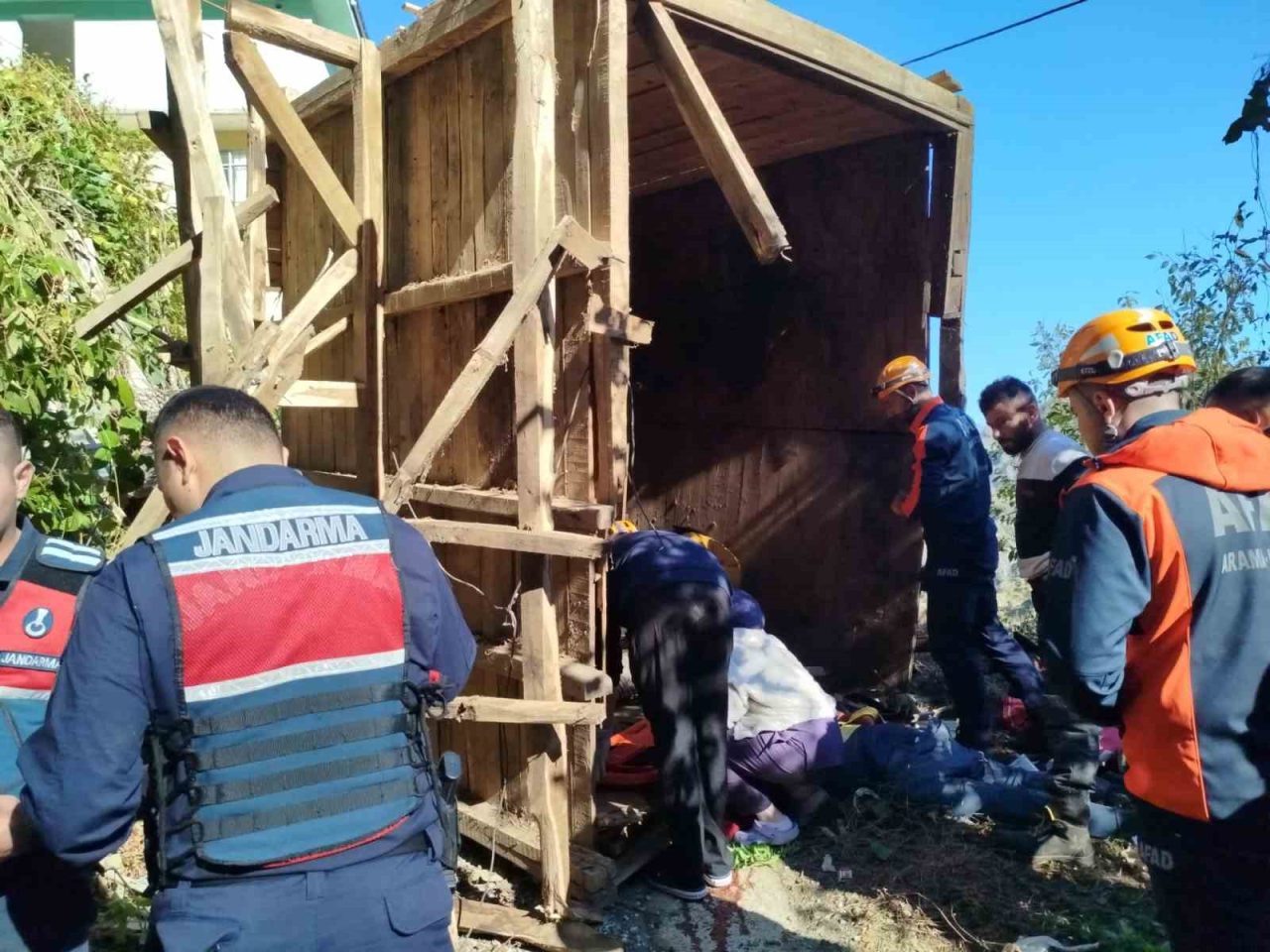 Rize’nin Çayeli ilçesine bağlı Erenler köyünde ahşap bir yapının çökmesi