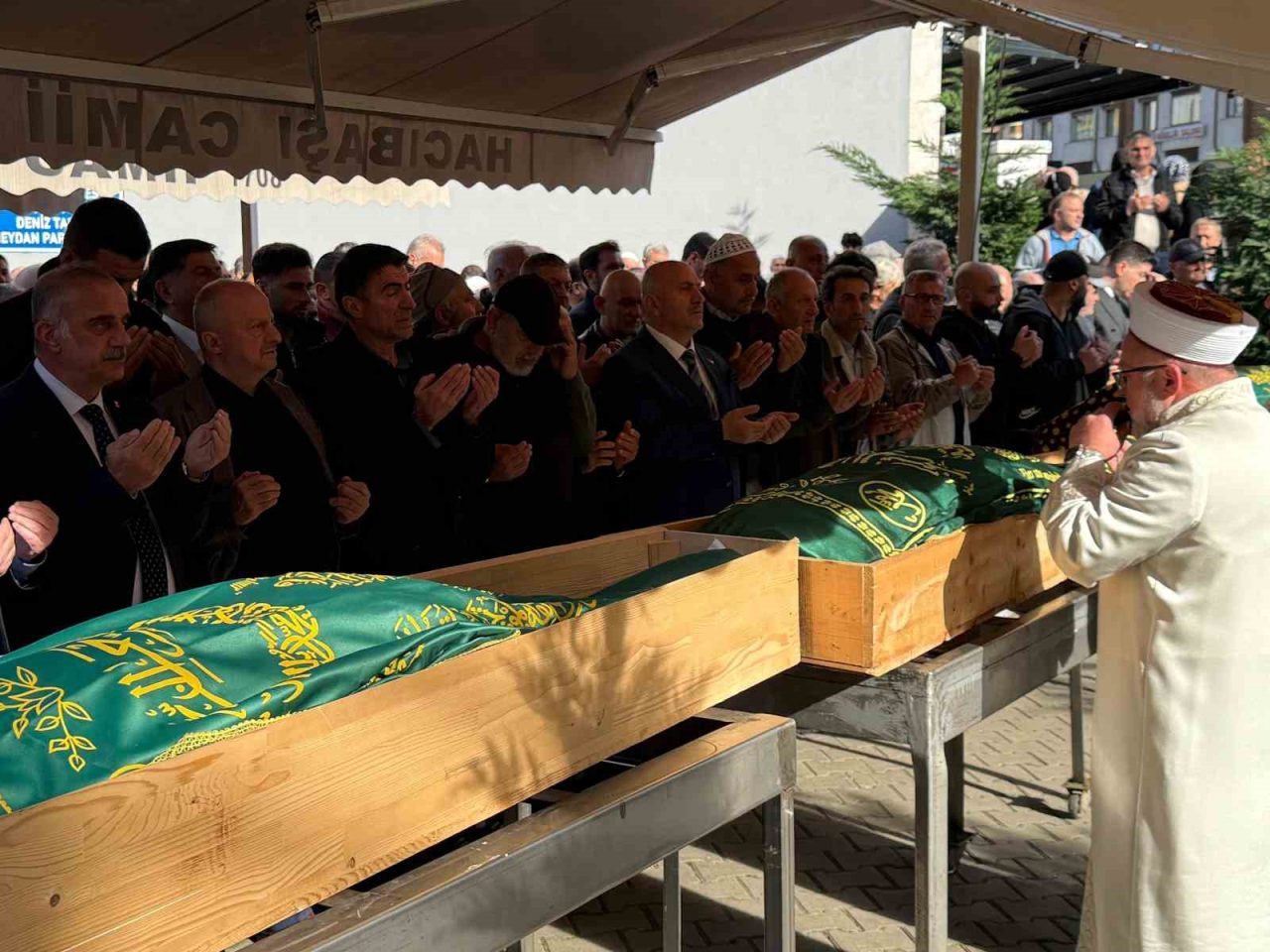 Rize’nin Çayeli ilçesine bağlı Erenler köyünde arı kovanlarını yerleştirmek için