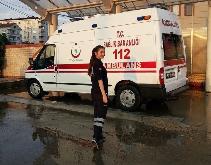 Rize’de bir vaka dönüşü ambulanstan inerek yolun karşısına geçmek isterken