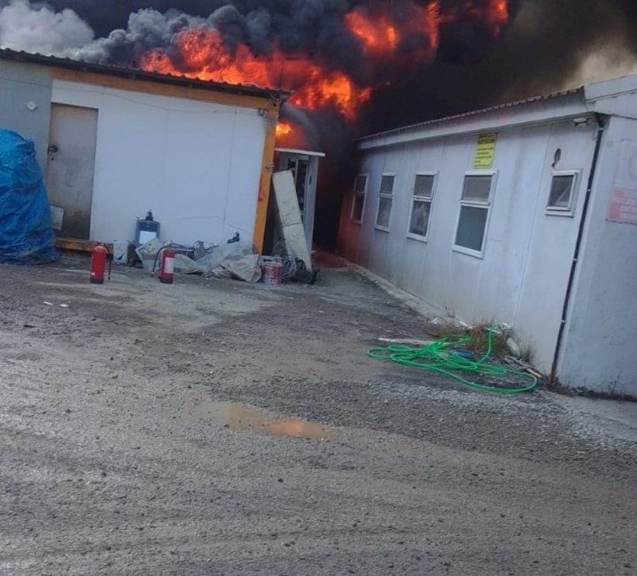 Rize’de bir inşaat şantiyesinde çıkan yangın, itfaiye ekiplerinin müdahalesiyle söndürüldü.