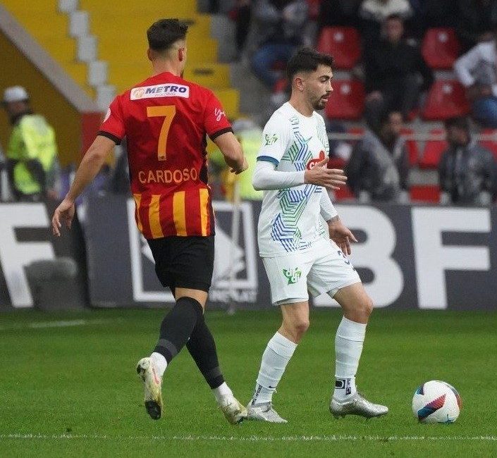 Çaykur Rizespor ile Kayserispor, Süper Lig’de 3 puan mücadelesi verecek.