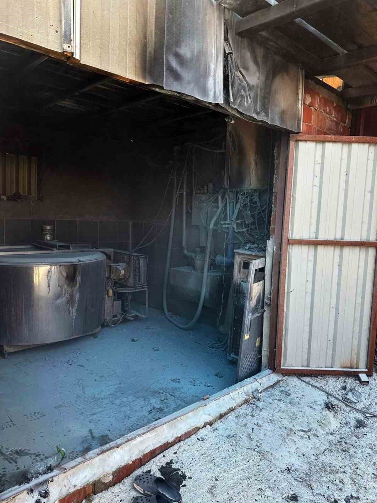 Sakarya’nın Kaynarca ilçesinde ahırda bulunan süt sağım ünitesinde yangın çıktı.