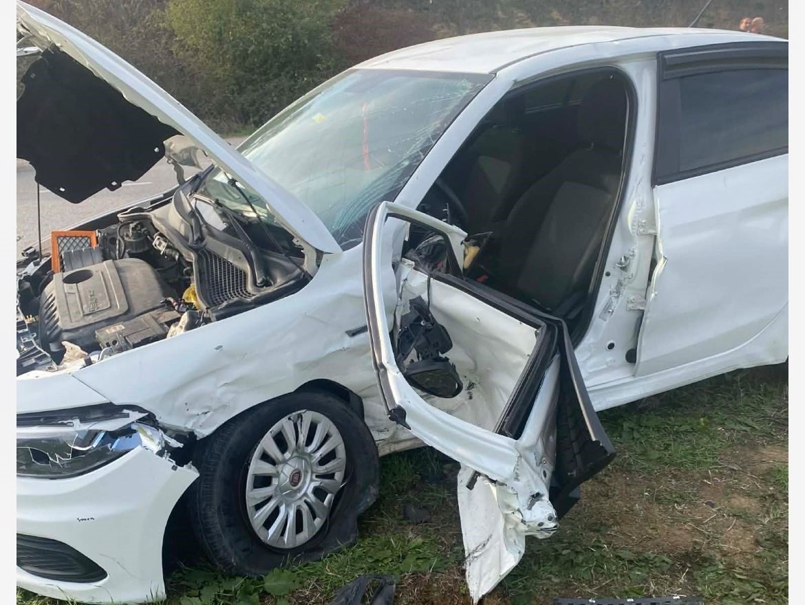 Sakarya’nın Kaynarca ilçesinde iki otomobilin çarpışması neticesinde meydana gelen kazada