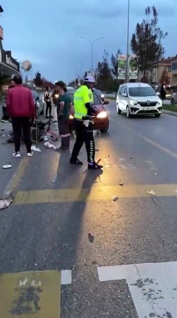 Sakarya’nın Adapazarı ilçesi Çevreyolu Caddesi üzerinde otomobil ile tescilsiz motorlu