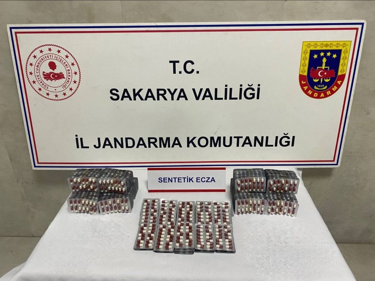 Sakarya’nın Sapanca, Karasu ve Serdivan ilçelerinde jandarma ekiplerince gerçekleştirilen uyuşturucu