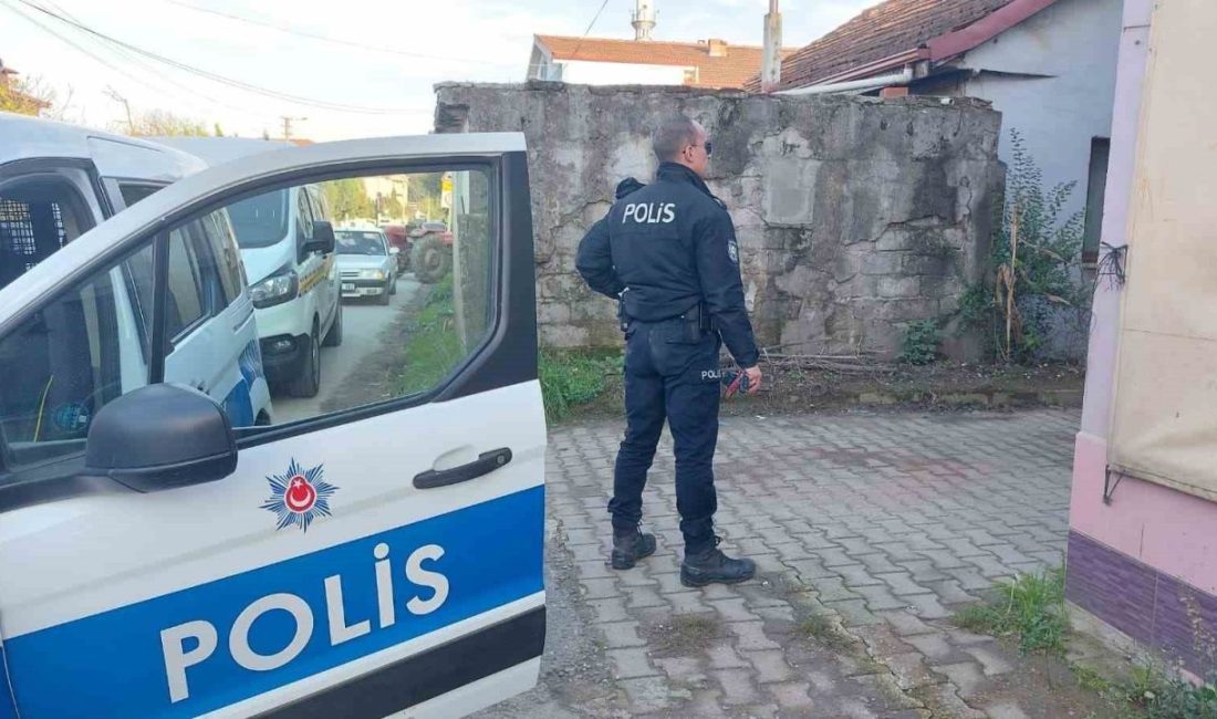 Sakarya’nın Akyazı ilçesinde polis ekiplerince bir eve düzenlenen operasyonda çeşitli