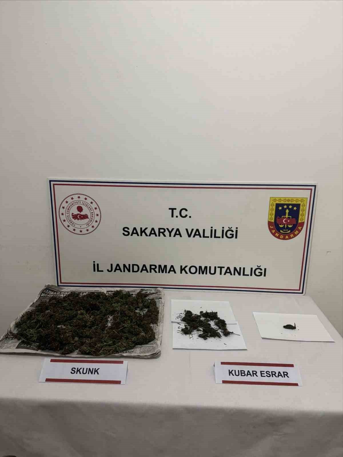 Sakarya’da jandarma ekiplerince gerçekleştirilen uyuşturucu operasyonunda gözaltına alınan 1 şahıs