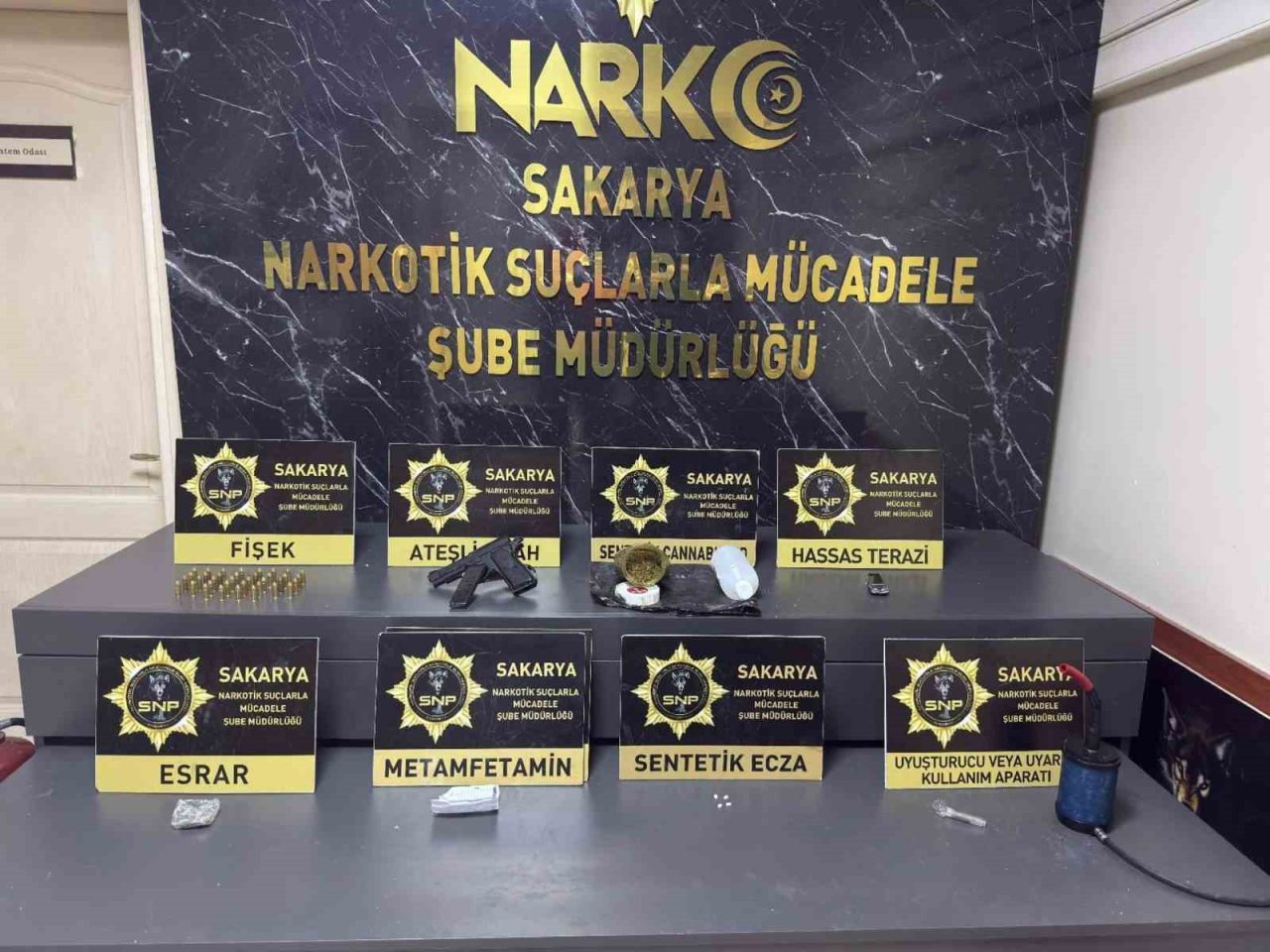 Sakarya’nın Adapazarı ilçesinde polis ekiplerince gerçekleştirilen uyuşturucu operasyonunda 3 şüpheli