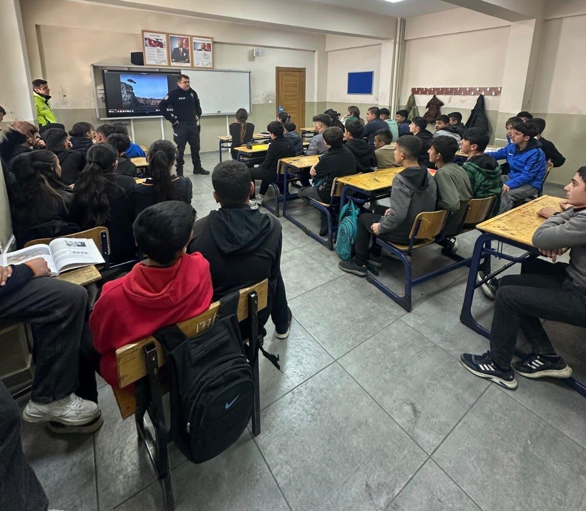 Selim’de Trafik Dedektifleri Projesi kapsamında 65 öğrenciye teorik ve uygulamalı