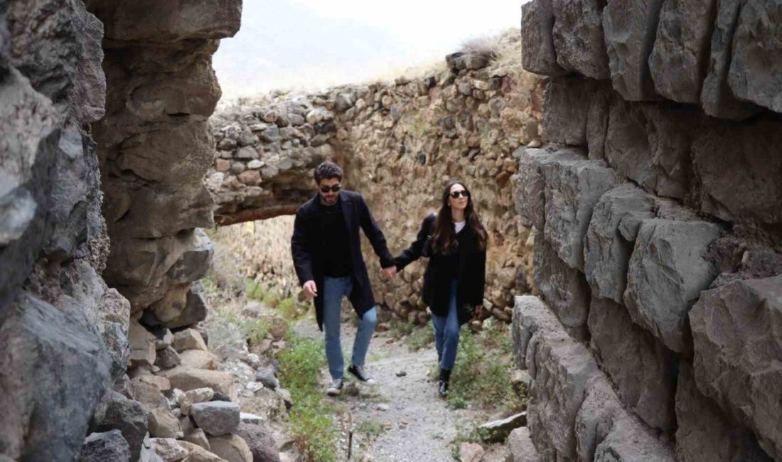 Ekranların sevilen yüzlerinden genç oyuncu Ali Öner, taşı ile meşhur