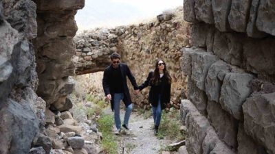 Ekranların sevilen yüzlerinden genç oyuncu Ali Öner, taşı ile meşhur