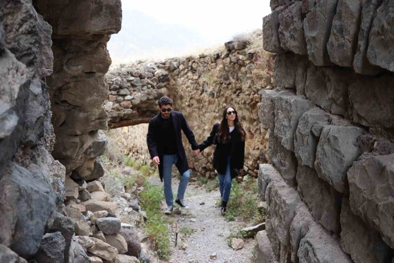 Ekranların sevilen yüzlerinden genç oyuncu Ali Öner, taşı ile meşhur