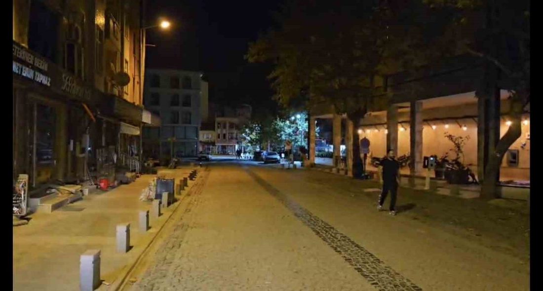 Balıkesir’ın Sındırgı ilçesinde sabahın ilk ışıklalarında peş peşe depremler meydana