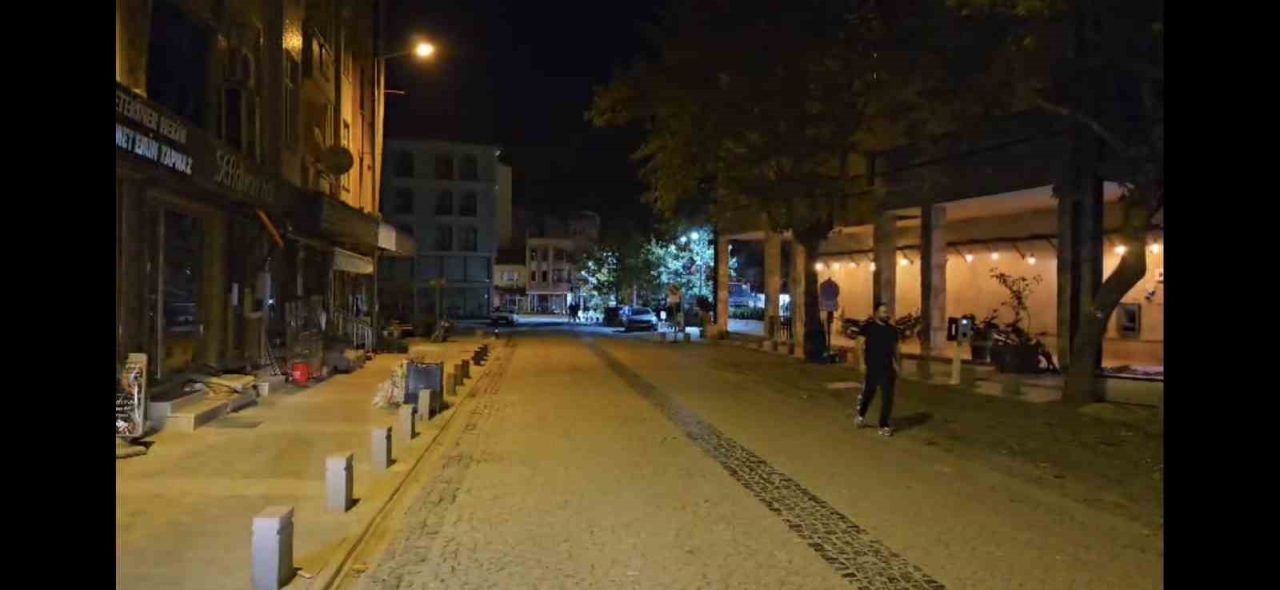 Balıkesir’ın Sındırgı ilçesinde sabahın ilk ışıklalarında peş peşe depremler meydana