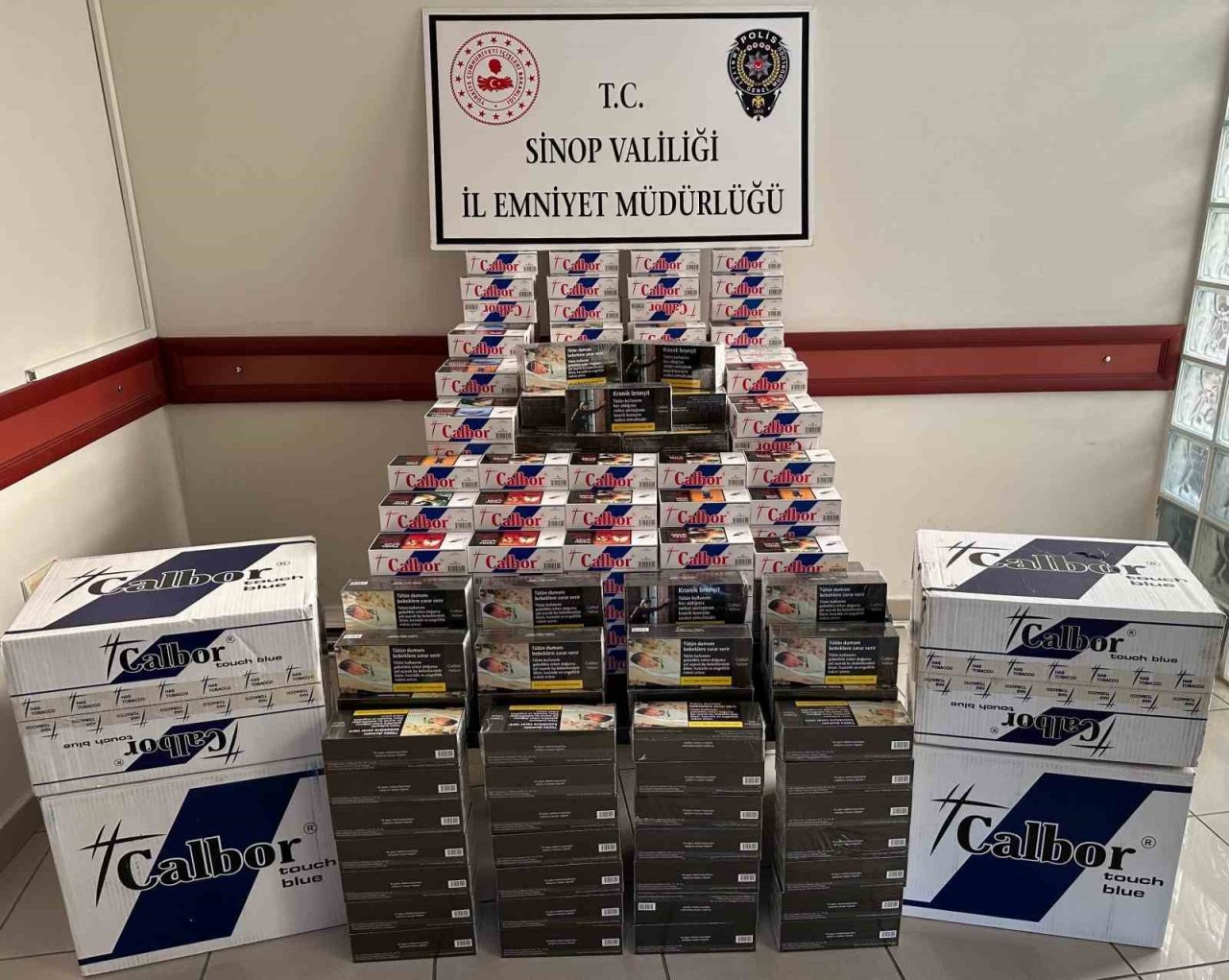 Sinop İl Emniyet Müdürlüğü ekipleri, hem kaçak tütün ürünlerine hem