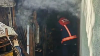 Sinop’un Boyabat ilçesinde bir evin odunluk kısmında çıkan yangın, itfaiye