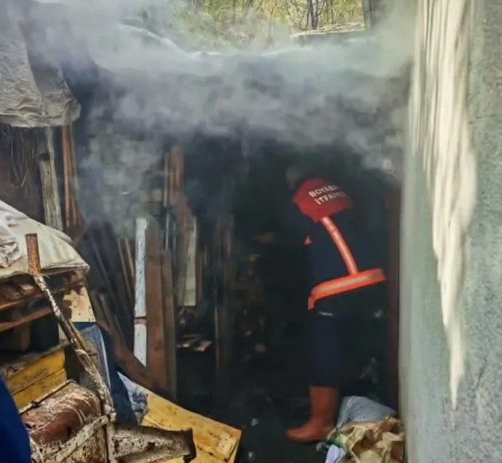 Sinop’un Boyabat ilçesinde bir evin odunluk kısmında çıkan yangın, itfaiye