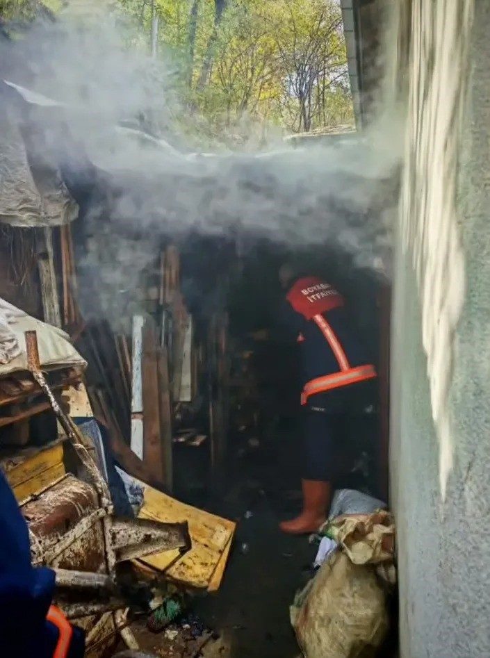 Sinop’un Boyabat ilçesinde bir evin odunluk kısmında çıkan yangın, itfaiye