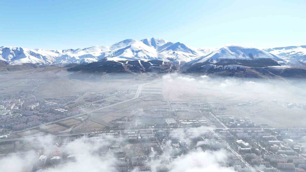 Erzurum’da şehrin üzerine ince bir sis tabakası çöktü, kadim sokakların