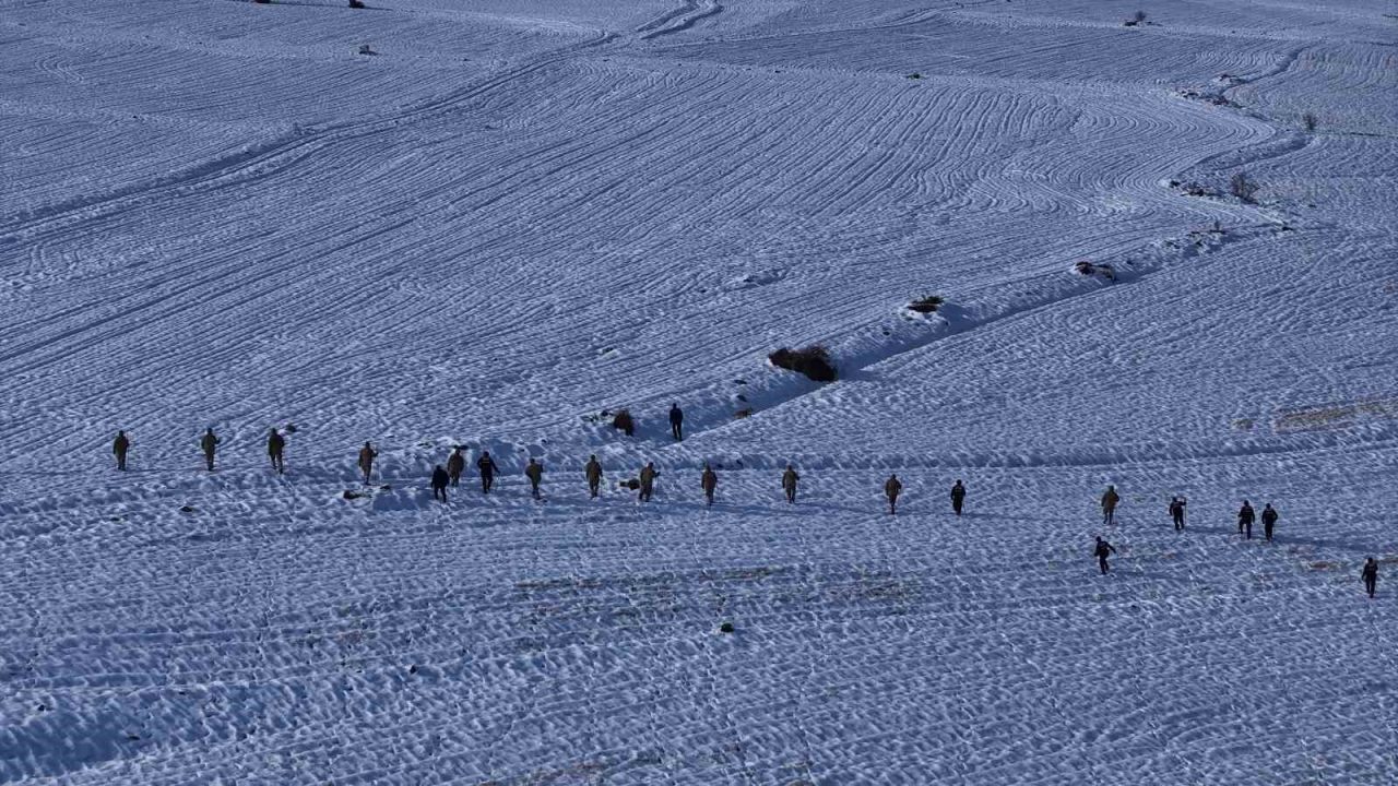 Sivas’ta yaşayan ve köyündeki evine giderken yoğun karda yolunu kaybederek