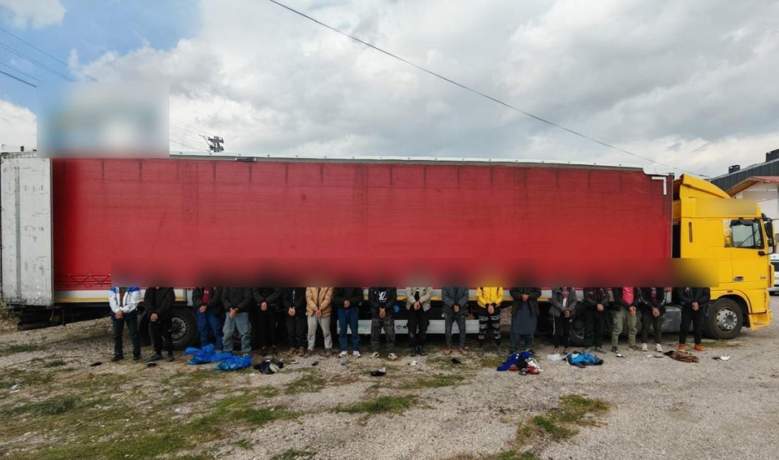 Sivas’ta polislerin şüphelenerek durdurduğu tırın dorsesinde 18 kaçak göçmen çıktı.