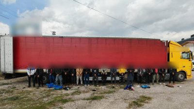 Sivas’ta polislerin şüphelenerek durdurduğu tırın dorsesinde 18 kaçak göçmen çıktı.