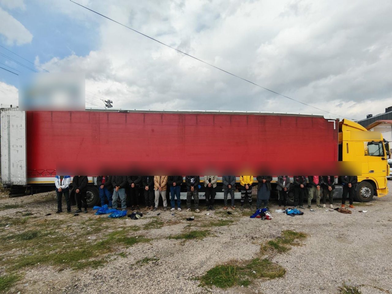 Sivas’ta polislerin şüphelenerek durdurduğu tırın dorsesinde 18 kaçak göçmen çıktı.