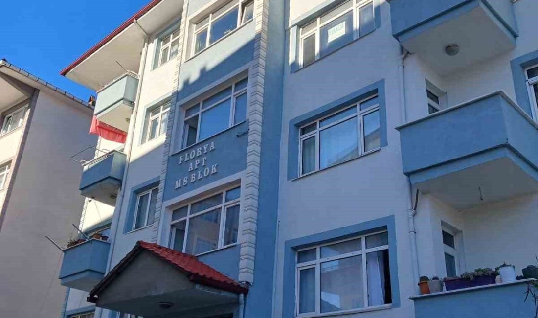 Zonguldak’ın Alaplı’da balkona bırakılan pelet soba külü nedeniyle yangın çıktı.