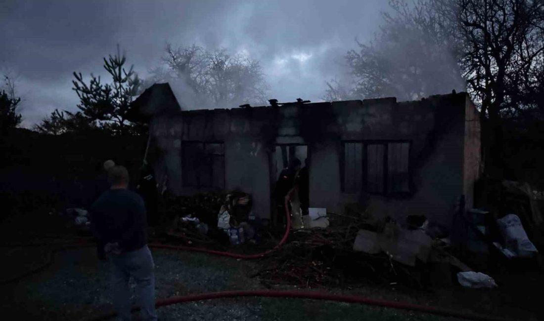 Kastamonu’nun Devrekani ilçesinde sobayı yakmak için benzin döken şahıs, sobanın