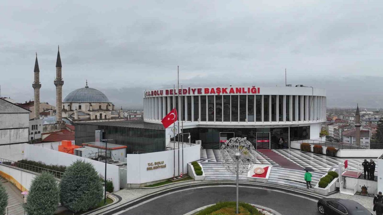 Bolu Belediye Başkanı Tanju Özcan, kargo uçağının düşmesi sonucu 20