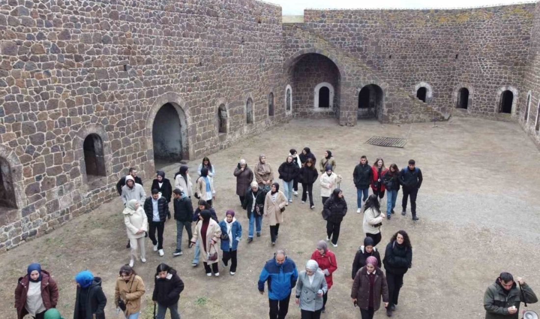 Atatürk Üniversitesi Edebiyat Fakültesi Coğrafya Bölümü öğrencileri, Prof. Dr. Mustafa