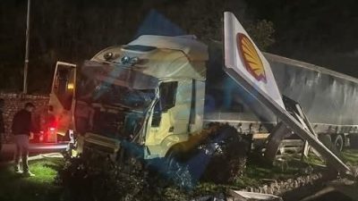 Sakarya’nın Geyve ilçesi D-650 kara yolunda kontrolden çıkan tır, yön