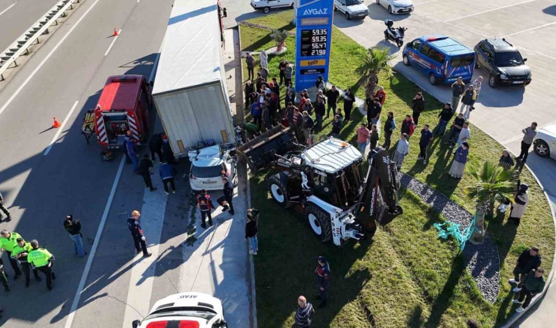 Sinop’ta yol kenarında duran tıra arkadan çarpan otomobilin sürücüsü hayatını