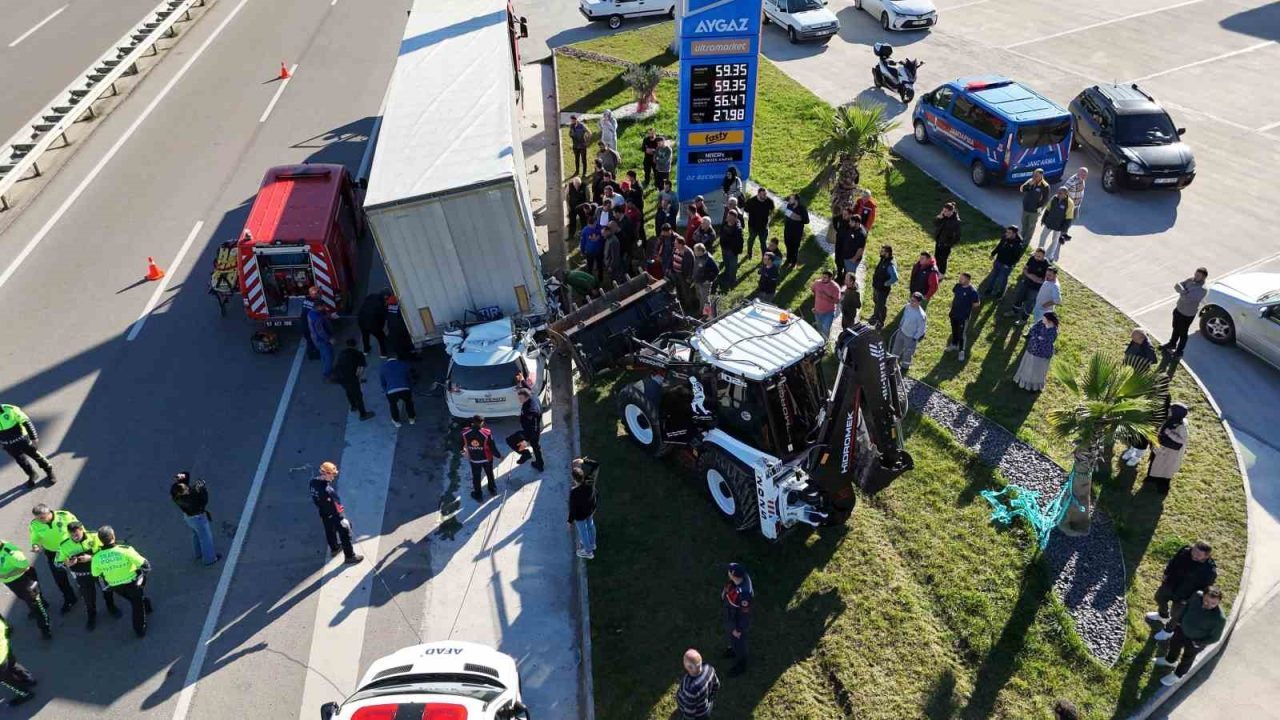 Sinop’ta yol kenarında duran tıra arkadan çarpan otomobilin sürücüsü hayatını