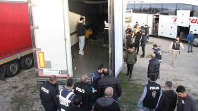 Sivas’ın Suşehri ilçesinde arama yapılan tırın dorsesinde gizlenmiş 28 kaçak