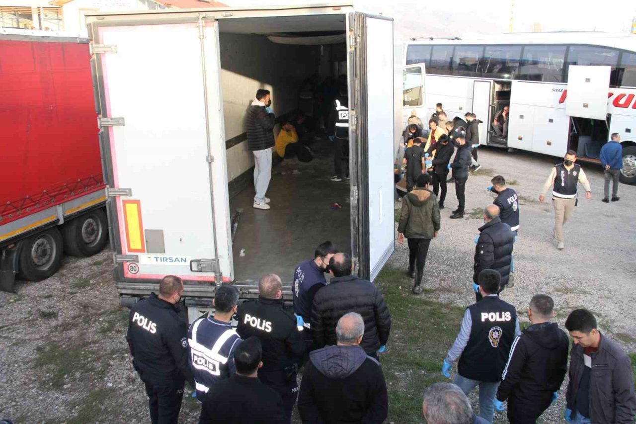 Sivas’ın Suşehri ilçesinde arama yapılan tırın dorsesinde gizlenmiş 28 kaçak