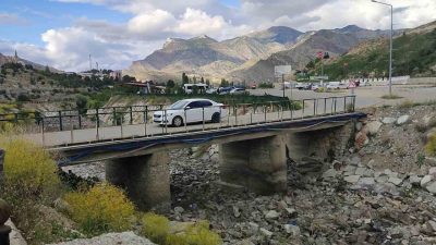 Erzurum’un Uzundere ilçesinde ziyaretçi akınına uğrayan Tortum Şelalesi girişindeki eski