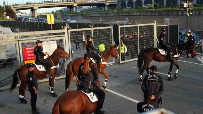 Galatasaray maçını tribünden takip edecek Trabzonsporlu taraftarlar, stadyuma geldi. Trendyol