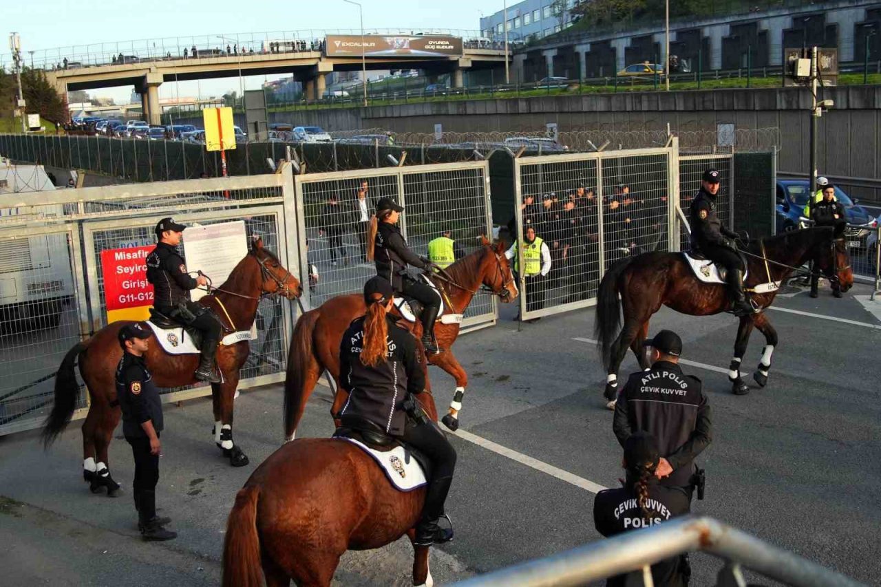 Galatasaray maçını tribünden takip edecek Trabzonsporlu taraftarlar, stadyuma geldi. Trendyol