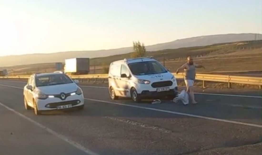 Erzurum’un Horasan ilçesinde Sanayi Kavşağı’nda trafikte bekleyen sürücüler, akıl almaz