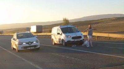 Erzurum’un Horasan ilçesinde Sanayi Kavşağı’nda trafikte bekleyen sürücüler, akıl almaz